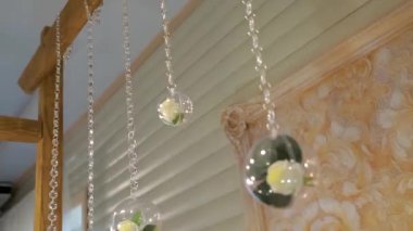 Ampulleri ve ahşap kemeri olan güzel bir manzara. Düğün töreni.