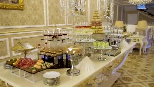 Gyümölcsök, italok, édes sütemények és sütemények választéka az esküvői fogadáson. — Stock videók