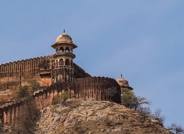 Savunma duvar ve gözetleme kulesi XVI yüzyıl eski bir kale Jaipur yakınlarındaki bir tepe üzerinde bir parçası. Rajasthan, Hindistan.