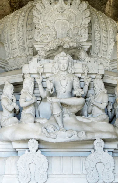 Szobor Shiva és bölcsek-Rishi egyik Arunachaleswara ősi templom tornyai, a XVI. században. Tiruvannamalai Dél-Indiában. — Stock Fotó