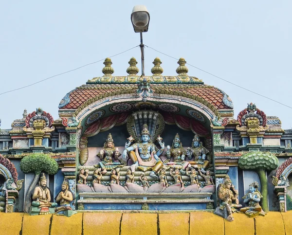 A escultura de Vishnu com Lakshmi e outros deuses em uma das paredes do complexo do templo é Shriranganath XVI século em Trichy, sul da Índia . — Fotografia de Stock