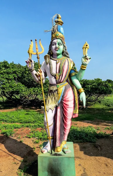 A amostra da escultura indiana antiga - uma estátua do deus Shiva Ardhanarishvara perto do velho templo Parameswara do século XVI, não muito longe de Pondicherry. Sul da Índia . — Fotografia de Stock