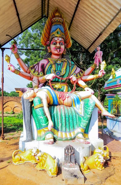 Statue of the deity Parameshvara at the entrance to ancient temple Parameswara the XVI century, near Pondicherry, South India. Sample of ancient Indian sculpture of the XVI century. — Stock Photo, Image