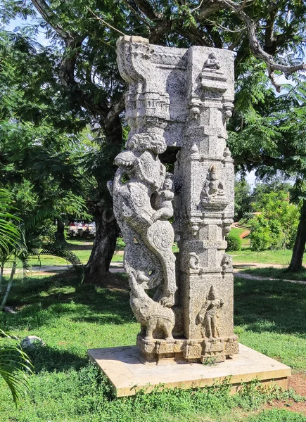 Amostra da arquitetura do Sul da Índia do século XV - parte das colunas do templo no parque da cidade em Pondicherry, Índia — Fotografia de Stock
