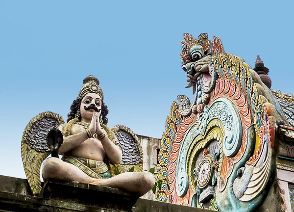 Una scultura di una creatura mitologica Garuda come un uomo con le ali e una testa di drago sul tetto dell'antico tempio in India — Foto Stock