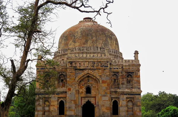 Próbki starożytnej architektury indyjskiej Xv wieku - grób jednego z władców Mughal Delhi w ogrodzie Lodi. Indie. — Zdjęcie stockowe
