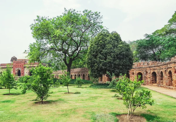 公园、 古代堡垒墙和 Isa 汗 16 世纪离建筑复杂胡马雍陵墓在新德里，印度老清真寺视图 — 图库照片
