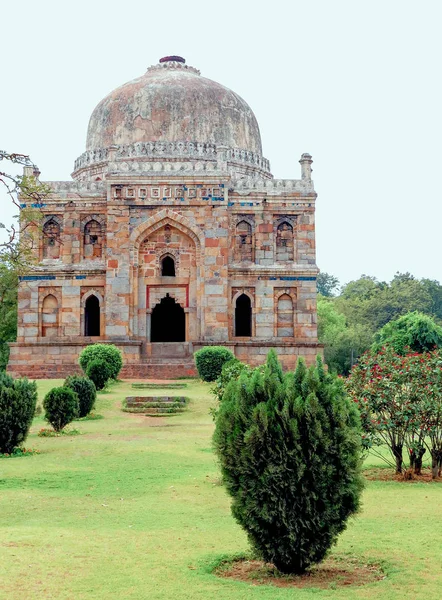 Mughal 기간 쳇 Gumbad, 16 세기, 뉴델리, 인도에서 로디 가든 공원에서의 고 대 무덤 — 스톡 사진