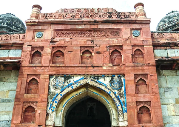 古清真寺的 Isa 汗，16 世纪，在新德里，印度建筑复杂雍墓旁的公园里的主要入口立面 — 图库照片