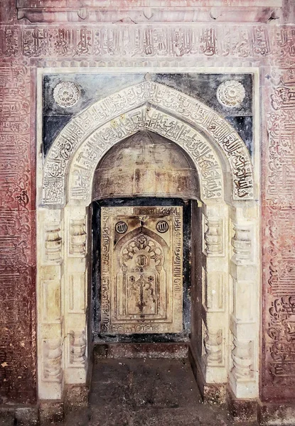 Urządzone w arabskim niszy skrypt starożytnego grobowca ISA Khan w XVI wieku, w pobliżu kompleksu architektonicznego Humayun Tomb w New Delhi, Indie — Zdjęcie stockowe