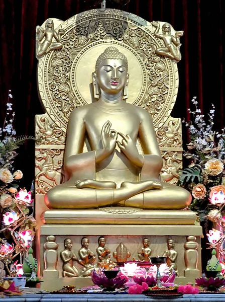 Статуя Будды в буддийском храме Мулагандхакути Вихара в Сарнатхе, Индия — стоковое фото