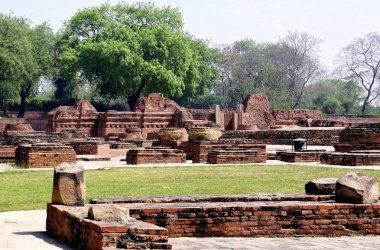 Eski binaların kalıntıları ve Budist stupas, Sarnath antik kent Varanasi, Hindistan yakınındaki bir görünüm 