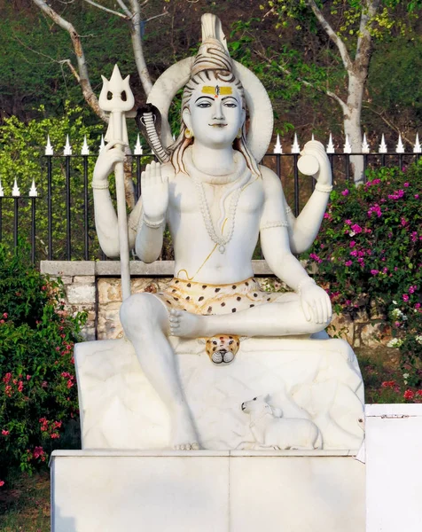 Statua in marmo di Shiva vicino al Tempio di Laxmi Narayan (Birla Mandir) a Jaipur. Rajastan, India . — Foto Stock