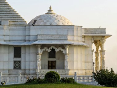Yan görünümü genel Laxmi Narayan Hindu tapınağı (Birla mandire) Jaipur şehrinde ilk bir kubbe ve ön kısmında. Rajasthan, Hindistan