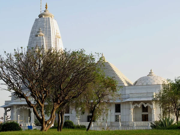 从公共拉克西米纳拉扬印度教寺庙 （Birla 门迪尔） 在斋浦尔的相邻公园景色。拉贾斯坦邦，印度 — 图库照片