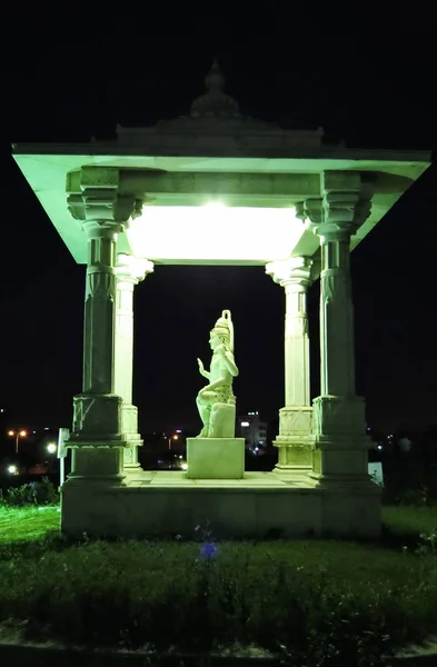 湿婆在夜间照明寺附近的公共拉克西米纳拉扬 （Birla 门迪尔） 在斋浦尔的大理石雕像的侧面图。拉贾斯坦邦，印度. — 图库照片