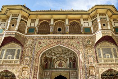 Ana Saray eski Amber Fort ve onun açık kapı - Ganesh Pol, Jaipur, Hindistan.
