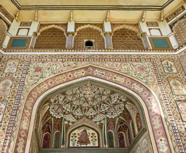 Ganesh Pol - Merkez kapısı sarayın antik Amber Fort, Jaipur, Hindistan.