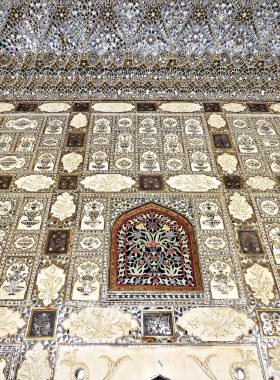 Ayna Mozaik, mermer çiçek ve bir antik palace Mahal Sheesh, 17. yy da eski Amber Fort, Jaipur, Hindistan'ın duvarda renkli süs