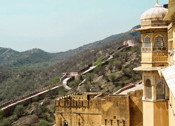 Antik Amber Fort komşu kule üzerinde ve dışında kale duvarına bitişik tepelerde fort Saray kuleden görüntüleyin. Jaipur, Hindistan.