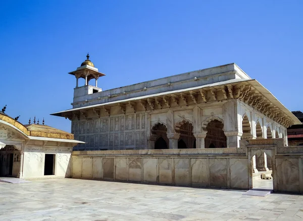在老红堡的阿格拉，印度的古代宫殿建筑群的大理石建筑之一 — 图库照片