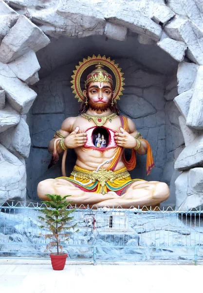 Antica statua del dio indù Hanuman a Rishikesh sul ghat vicino a Parmarth Niketan Ashram. India . Foto Stock Royalty Free