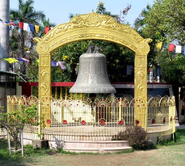 Antica campana buddista accanto al tempio di Sarnath, il luogo del primo sermone di Buddha vicino a Varanasi. India Fotografia Stock