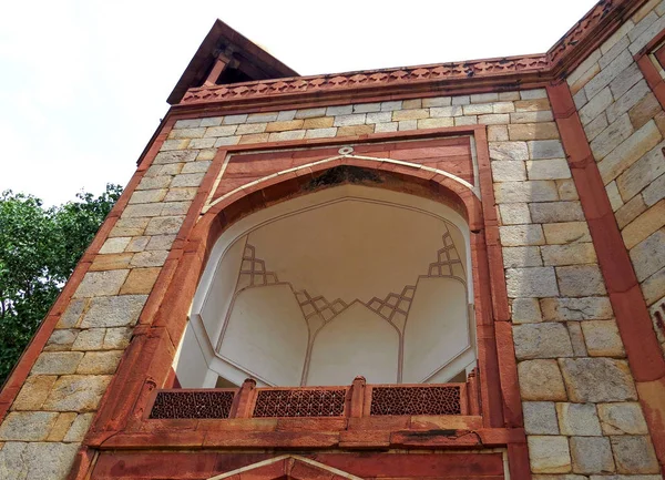 Μέρος του τοίχου του το αρχαίο Μαυσωλείο Μαυσωλείο Χουμαγιούν το Mughals είναι μια εξειδικευμένη με μπαλκόνι. Νέο Δελχί, Ινδία. — Φωτογραφία Αρχείου