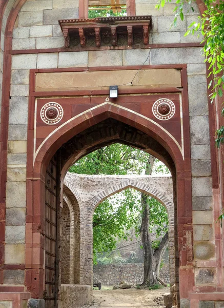 Cancello in una delle parti dell'antico complesso memoriale Humayun Tomba a Delhi, India Foto Stock