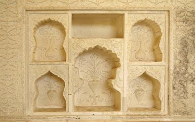 Niş dekore edilmiş duvarına Amber fort içinde antik palace'nın parçalarından biri. Jaipur, Hindistan