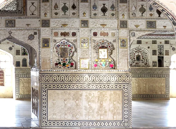 거울 모자이크, 대리석 꽃과 색된 장식 벽과 아치는 고 대 궁전의 쳇 Mahal, 늙은 호박 포트, 자이푸르, 인도에서 17 세기에 — 스톡 사진