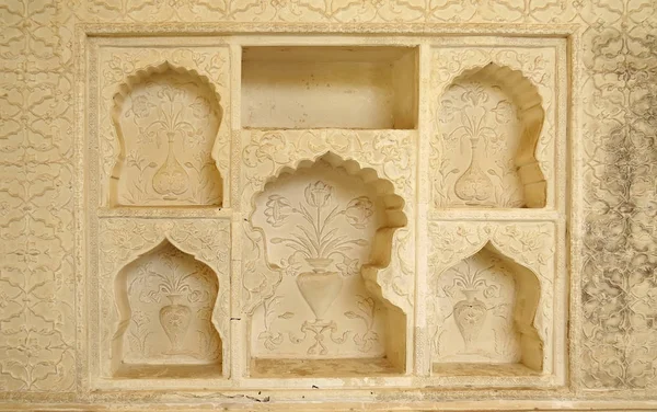 Urządzone w niszy ściany jednej części dawnego pałacu wewnątrz fortu Amber. Jaipur, Indie — Zdjęcie stockowe