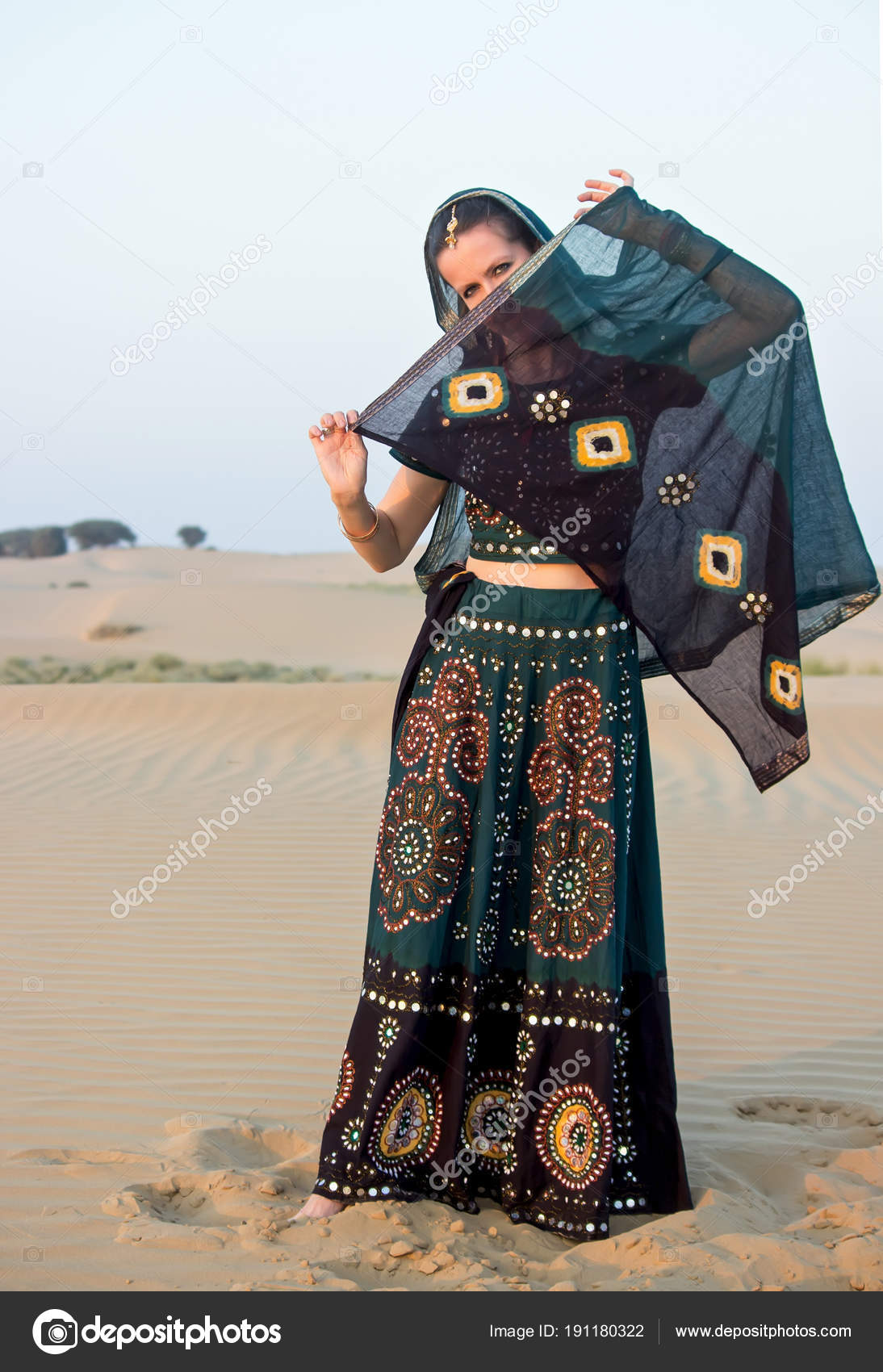 Een meisje in Indiase kleding, verlicht door de ondergaande zon ... Een meisje in Indiase kleding, verlicht door de ondergaande zon ...