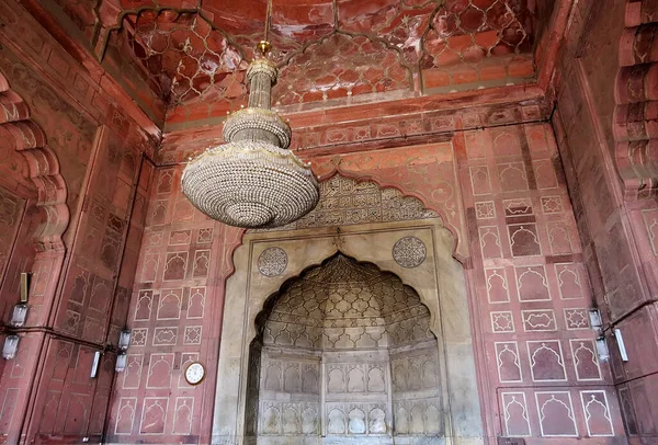 大教堂清真寺Jama Masjit的内部是后墙 大理石壁龛和中央的吊灯 — 图库照片