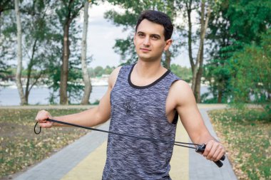 İp adamla genç fitness egzersiz için parkta hazırlar.