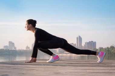 Sabah spor egzersiz sırasında iskelede güzel fitness kadın çalışmaları