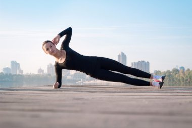 Genç kadın egzersiz spor eğitim egzersiz sırasında iskelede