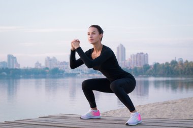 Genç kadın çalışmaları sırasında sabah eğitim iskelede 