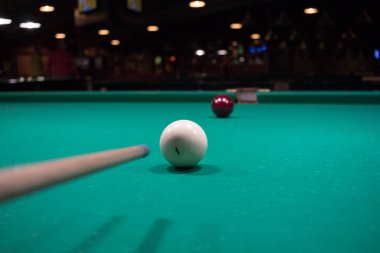 Rus bilardo oyuncu isteka ile topları ateş amaçlamaktadır