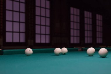 Beyaz Rus bilardo topları pozisyon yeşil oyun tablo