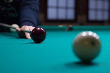 Rus Bilardo oyuncu isteka ile kırmızı topu ateş amaçlamaktadır
