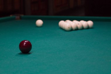 Rus Bilardo: siyah ve beyaz top yeşil masa örtüsü