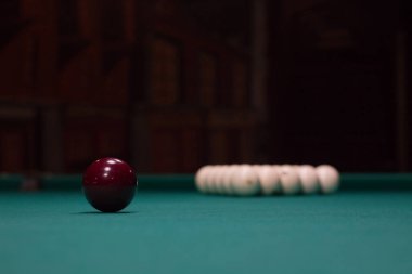 Rus Bilardo: kırmızı ve beyaz top yeşil masa örtüsü üzerinde