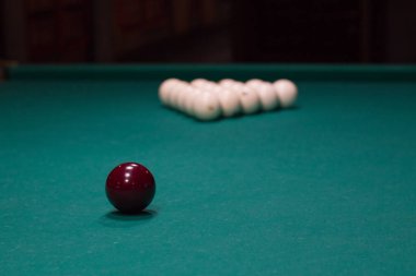 Rus Bilardo: kırmızı ve beyaz top yeşil masa örtüsü üzerinde