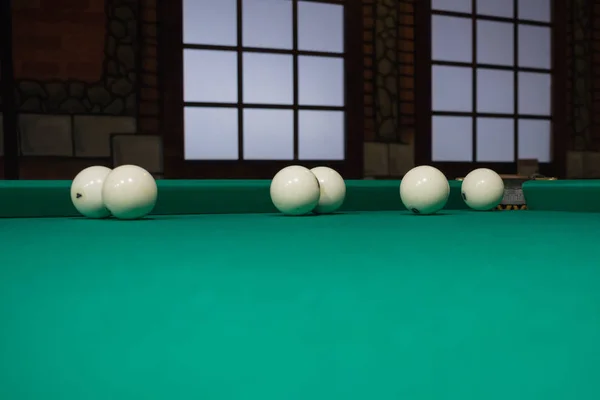 Branco russo bilhar bolas posição na toalha de mesa de jogo verde — Fotografia de Stock