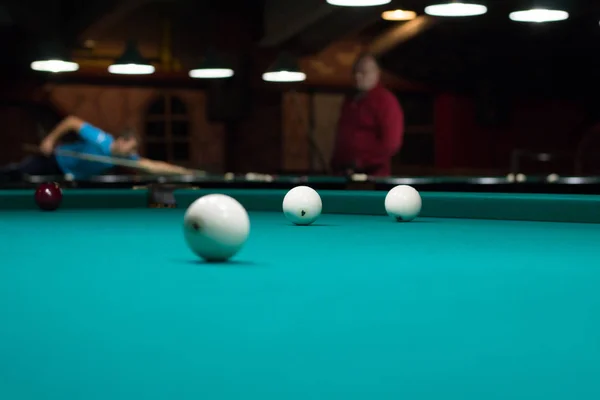 Bilhar russo no clube: bolas na toalha de mesa de jogo verde — Fotografia de Stock