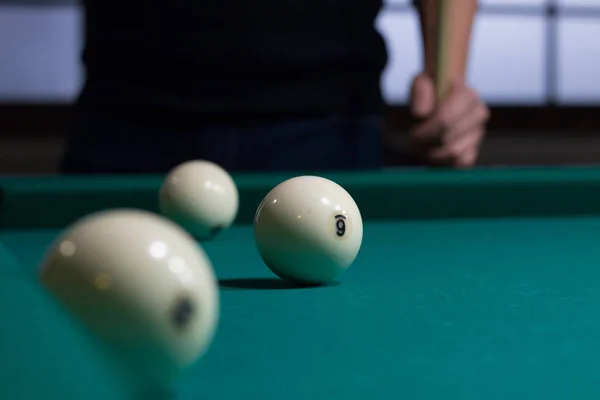 Bolas de bilhar russas em toalha de mesa de jogo verde e jogador — Fotografia de Stock