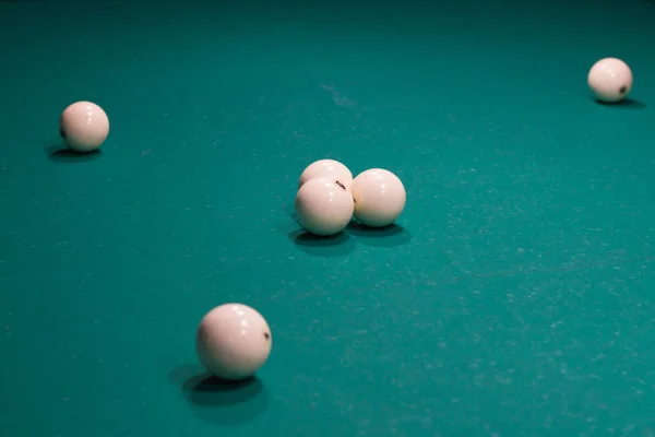 Close-up de bilhar russo: bolas na mesa de jogo verde — Fotografia de Stock