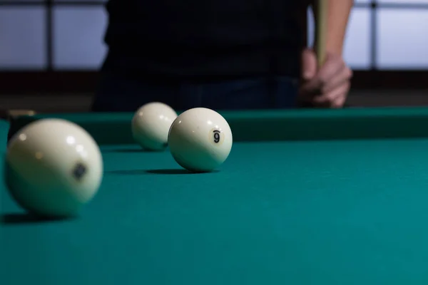Bolas brancas de bilhar russo em toalha de mesa de jogo e jogador — Fotografia de Stock
