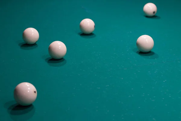 Close-up do jogo de bilhar russo: bolas na toalha de mesa verde — Fotografia de Stock